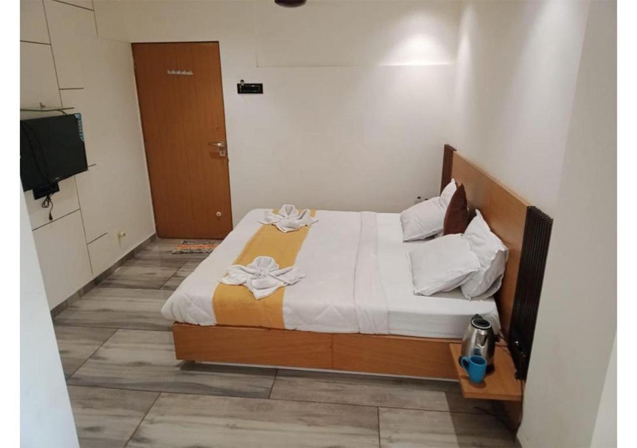 Shree Murlidhar Guest House Surat Exterior photo